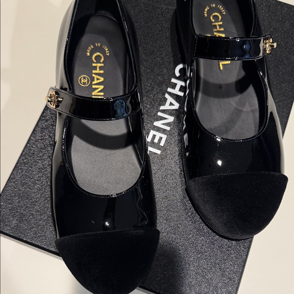 BRAND NEW CHANEL Black Patent Leather Mary Jane Flats - Picture 2 of 8